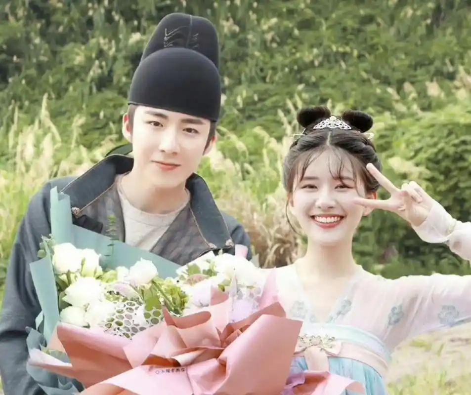 赵露思刘宇宁同游迪士尼恋情曝光?