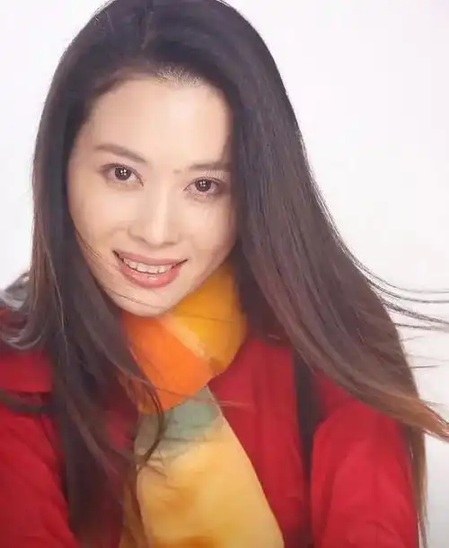 《承欢记》邓英:年轻时因美貌出圈,46岁美貌如昔气质越发优雅了