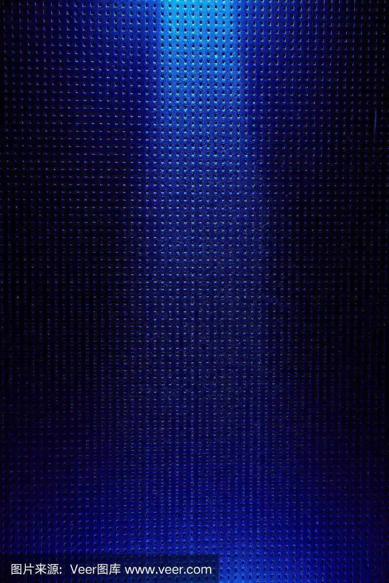 一束宽阔的蓝色光束从上面照亮了一个深蓝色的背景