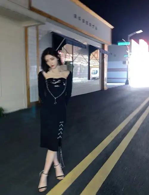 许佳琪抹胸裙性感街拍照图片25