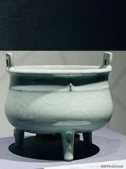 南宋修内司官窑青瓷直颈瓶(穿带瓶)惊现杭州南宋官窑博物馆_展览_工艺