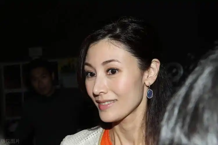 李嘉欣近照,貌美如花,实在抢镜