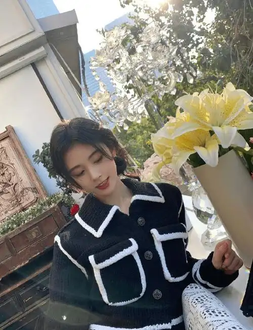 鞠婧祎嘟嘴看镜头超可爱,网友:不愧是4千年一遇的女子_洋娃娃_人气