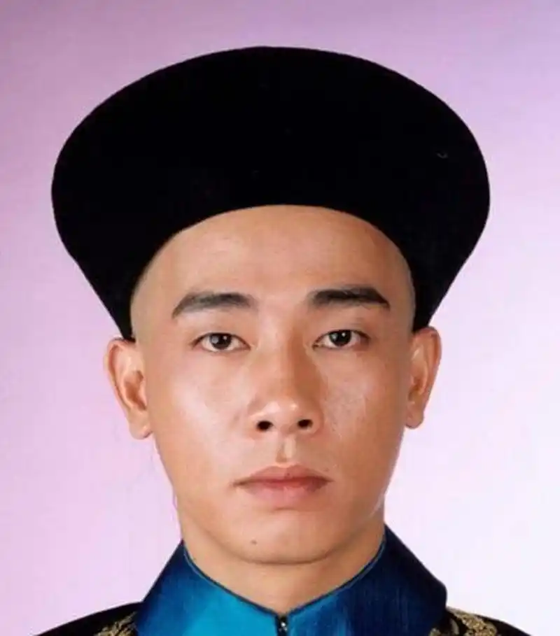 他就是香港男星陈小春,陈小春虽然看起来很年轻,实际67年出生的他已经