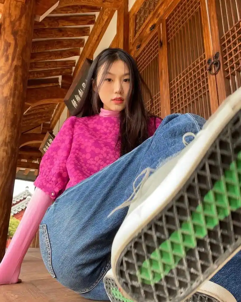 郑厦荣想要再少女一点,条纹半裙和腿上的绑带都是妹妹专属.