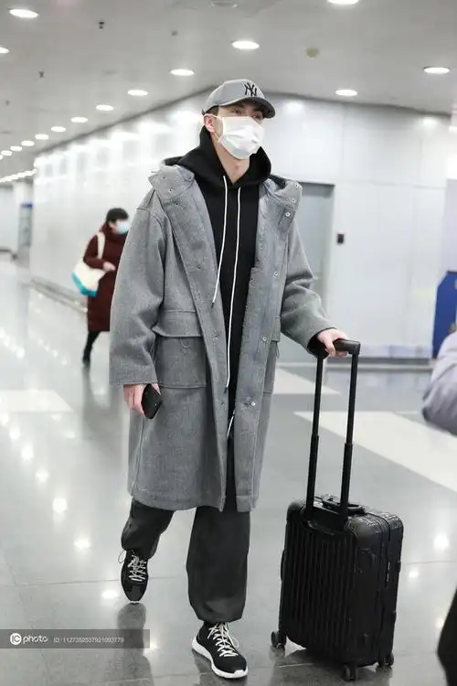 街拍高伟光灰色呢子大衣棒球帽帽衫卫衣休闲裤运动鞋随性帅气