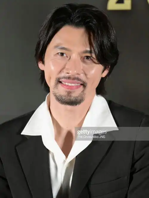 玄彬最新活动新闻图,留了头发和胡子,为了新剧改变,发型一变……|玄彬