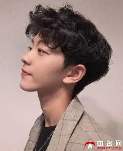 男生自然卷短发发型烫出微卷时尚又自然