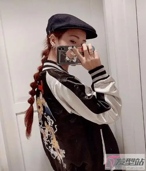 女生戴帽子发型扎法戴帽子扎头发时尚感满分