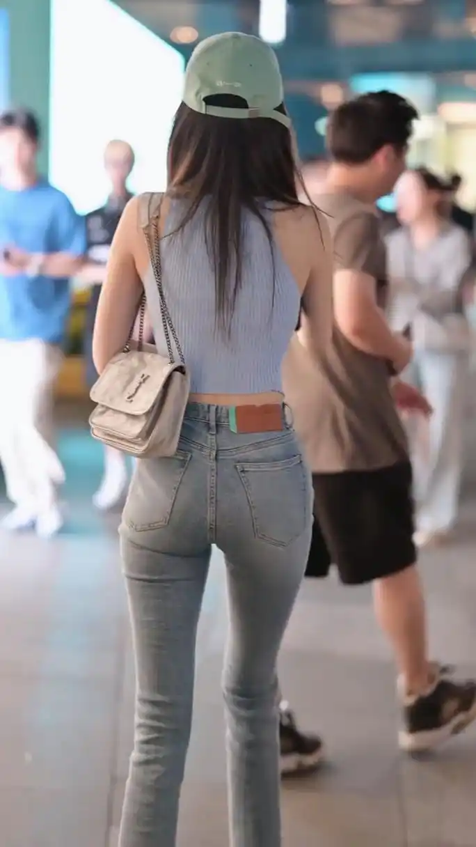 美女腰好细呀,一定经常锻炼吧#遇见好身材