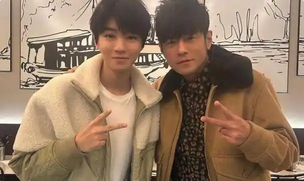 者……"然而,也有网友指出:"他患有严重的僵直性脊柱炎,长期服药打针