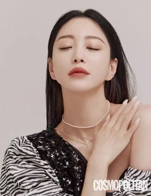 韩艺瑟最新杂志封面写真 大方露纹身美艳十足