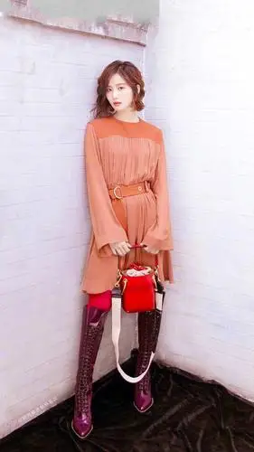 刘诗诗上演百变少女杂志撞衫谢娜并不尴尬