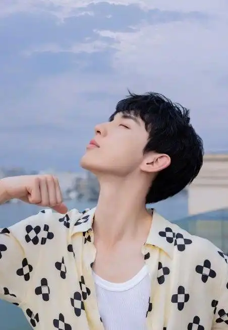 青春感十足,太帅了 嘟嘟嘴真的很可爱|郭俊辰_新浪新闻