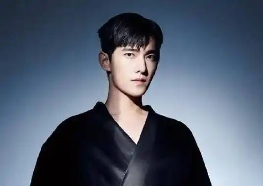 粉丝嫌弃杨洋造型师画的眉毛丑,他是怎么回应的?_明星_脱粉_专业