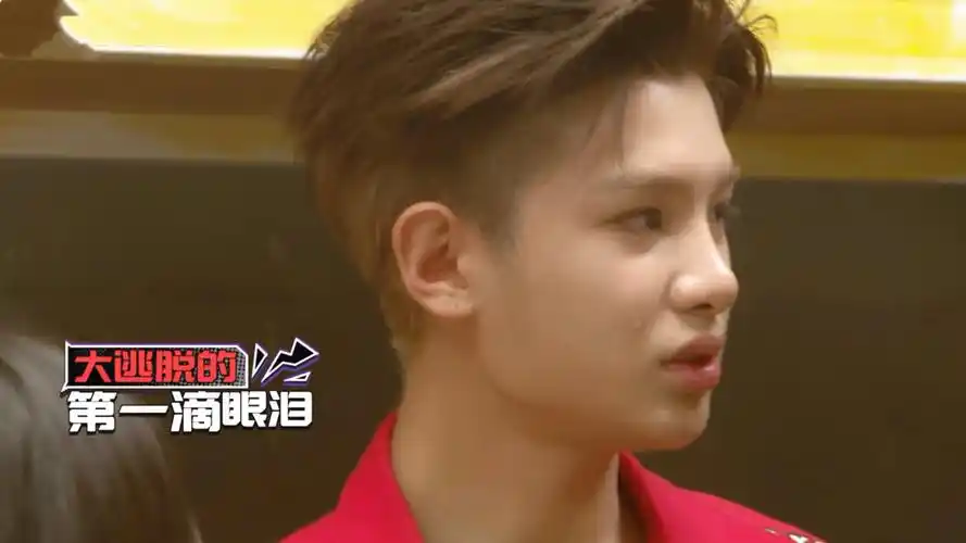 密室大逃脱黄明昊被辣哭杨幂为他擦眼泪谢依霖暖心安慰