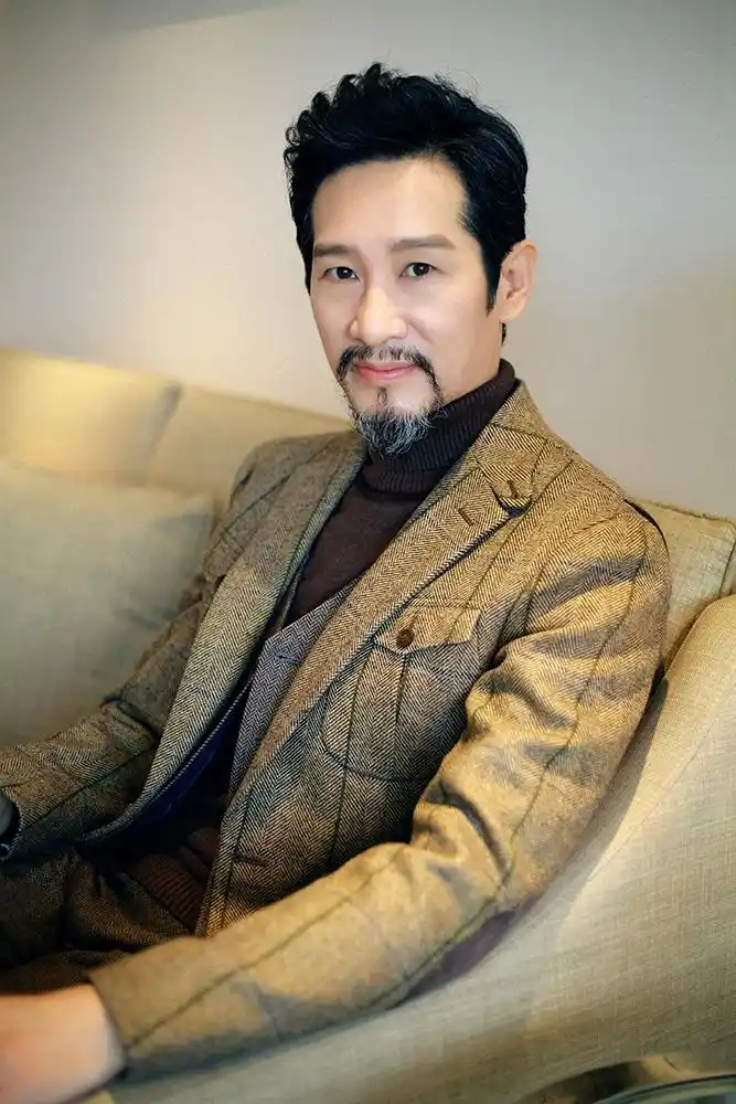 王劲松修身西装勾勒完美身线 沉稳儒雅气质自现_高清图集_新浪网