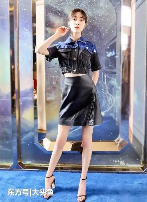 真的太拼了,李溪芮穿一字带高跟鞋,脚板都凹畸形了,隔着屏幕都感觉疼!