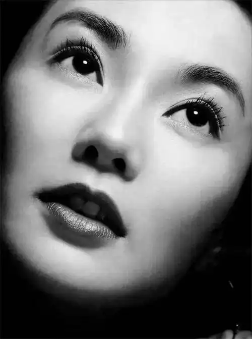 53岁张曼玉终於发福了,没有一胖毁所有,颜值重回巅峰,太美