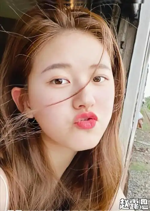 但是有些明星真的不适合嘟嘴,或者说她嘟嘴的姿势不对,反而毁了自己的