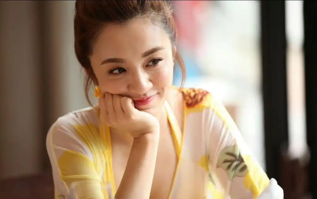 王晓晨醉酒路边抽烟