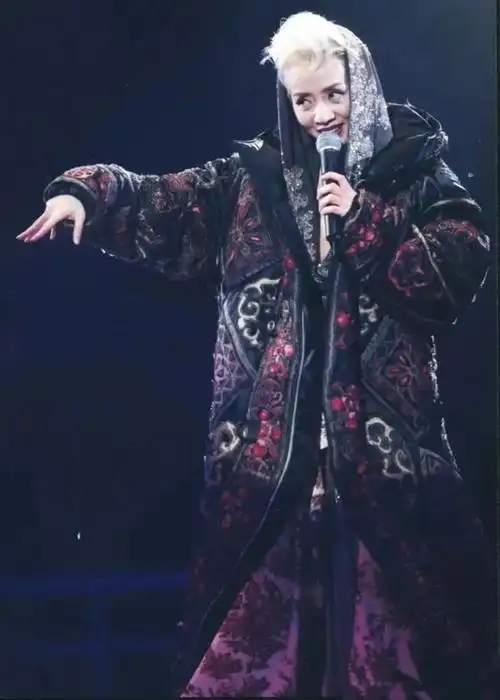 18年后的贵圈顶流,还在捡她剩下的玩|梅艳芳_网易订阅