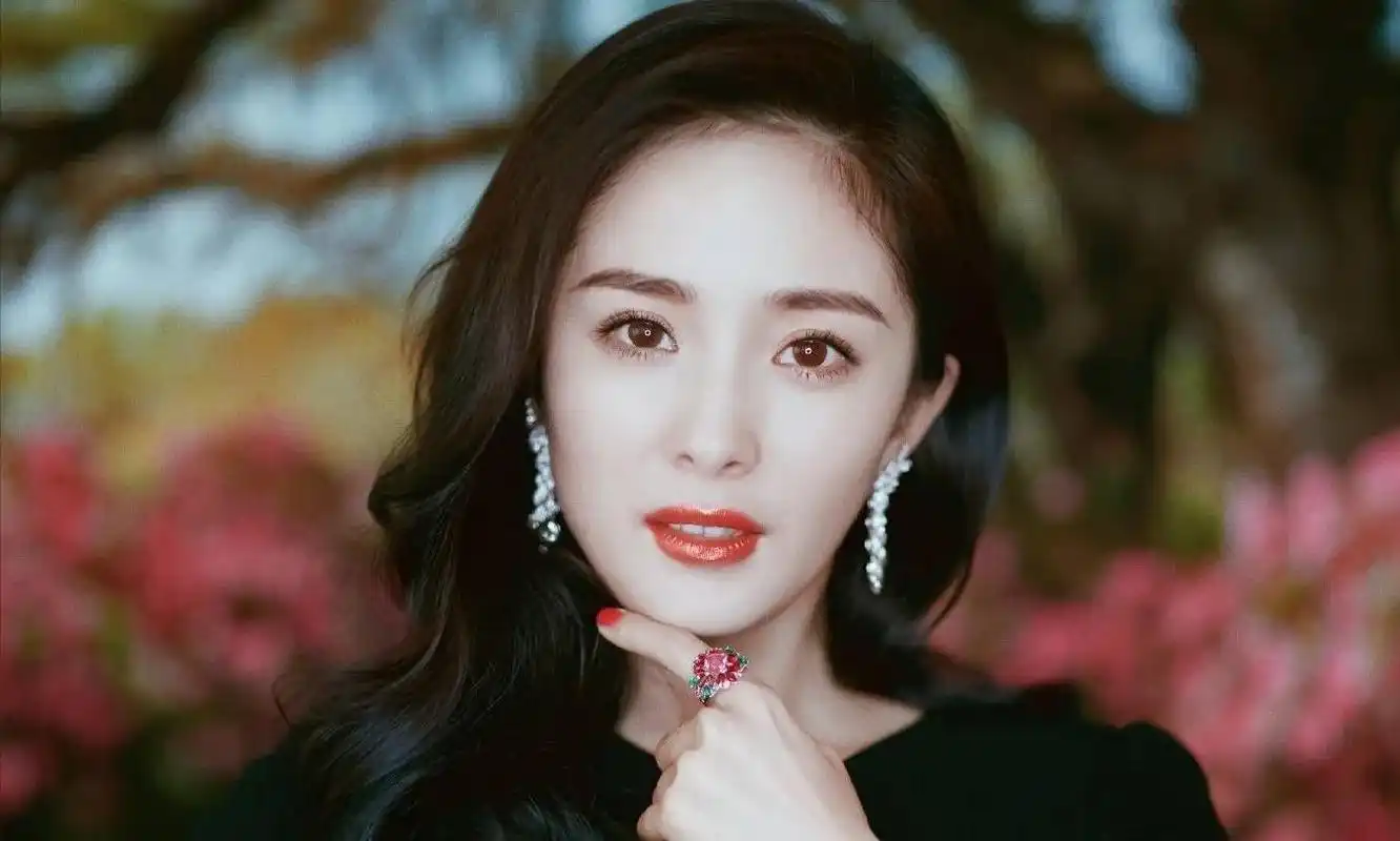 杨幂竟任北电考官,引发很大争议,粉丝公开力挺,有人却强烈质疑