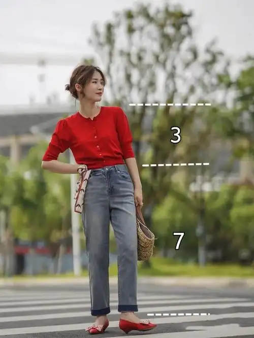 而穿得不好看,就会拉低形象和颜值,因此穿搭是非常讲究技巧和方法的