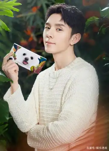 李佳琦眼眶红了,工作人员抢粉丝红包后哭着道歉,李佳琦举动好暖