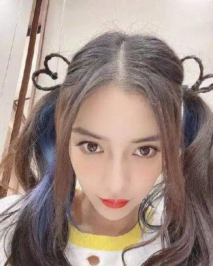 angelababy绑"爱心双马尾"扎发,美得像学生妹,好减龄