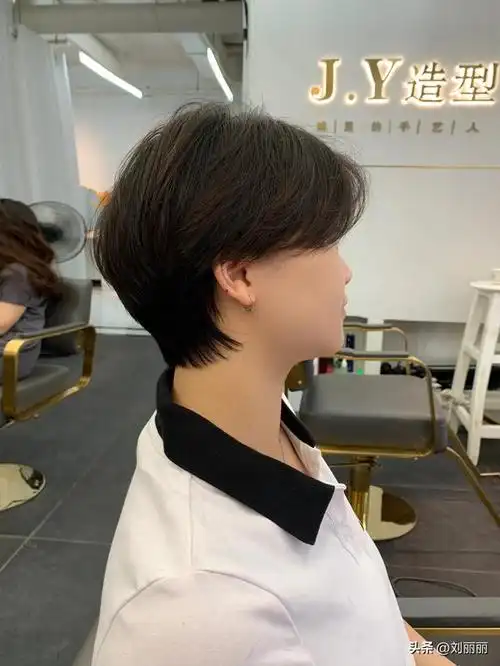 短头发发型图片女最流行(三款清爽又自然的短发)