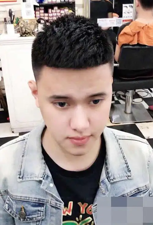 胖脸男生剃小盖头短发造型 诠释可爱风采男生短卷发