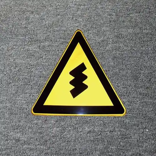 铝质反光三角连续转弯公路指示牌