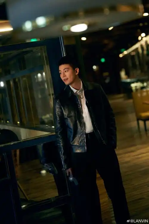 演员,歌手@欧豪身穿「lanvin2024早秋系列」皮革夹克皮革质感表露至简