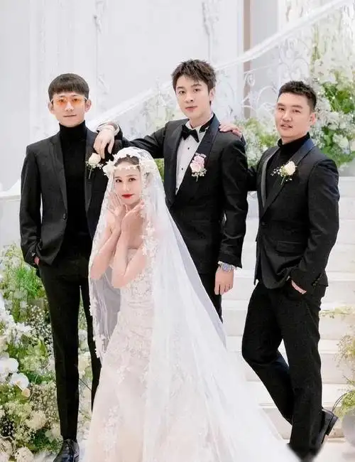 杨紫大学同学结婚,张一山担任伴郎,戴眼镜封印颜值不抢新郎风头