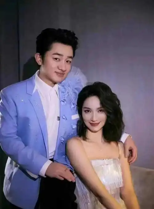 再来说说刘亦菲的老公,这位幸运的男人就是韩寒!