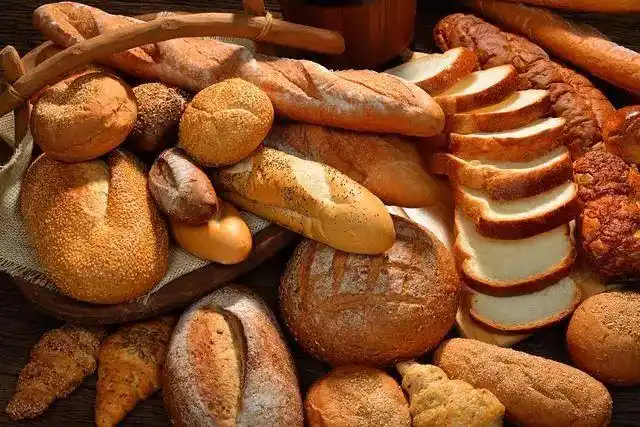 因为在西方,面包是绝对的主食,面包的花样繁多:成条的面包,成片的面包