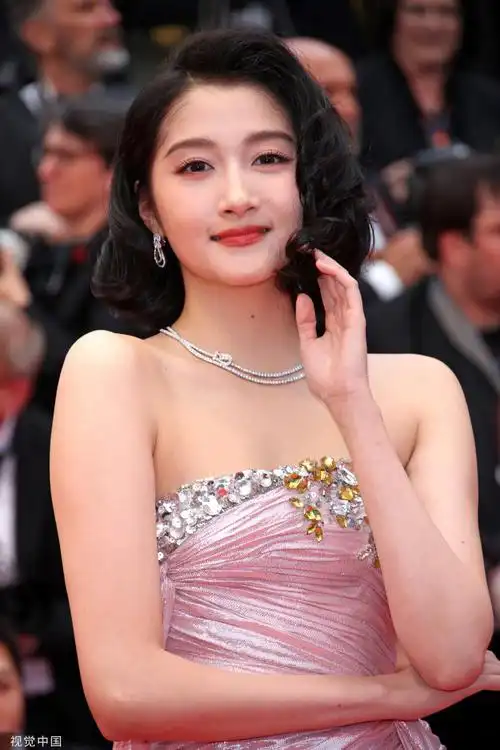 关晓彤戛纳红毯短发造型##戛纳电影节##2024戛纳电影