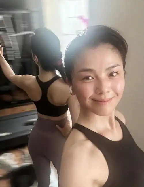 看起来活力十足,一点也不输年轻的健身达人