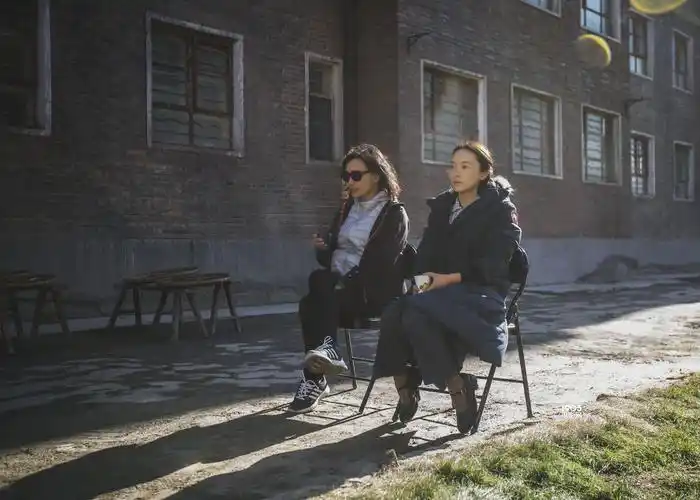 陈冲执导《英格力士》首曝片场照 塑知识分子群像