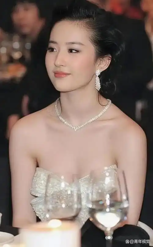 刘亦菲越来越性感了!真的不要清纯了?