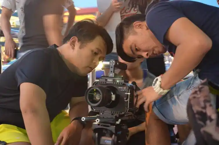 指间的烟草味剧组工作照.(图/义守大学提供)