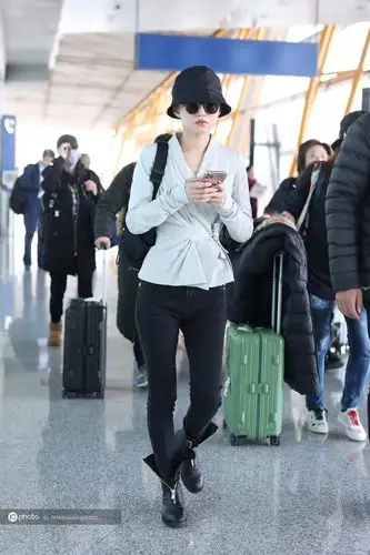 女神来了张韶涵黑超遮面现身身材曼妙玲珑皮肤白到发光