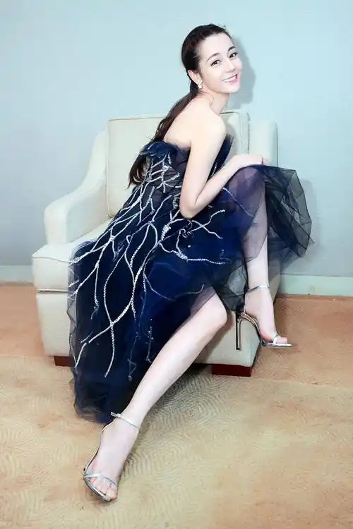 明星美腿玉足-迪丽热巴_五官_美颜_礼服