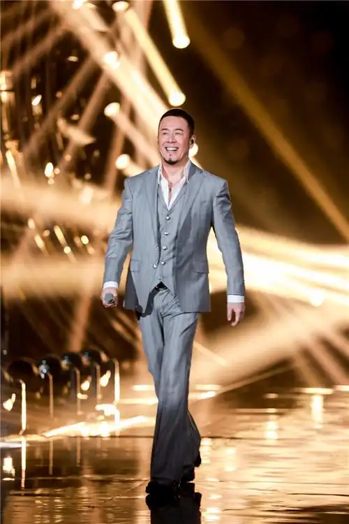 歌手杨坤首秀选曲我比从前更寂寞致敬过往