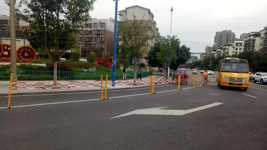 资阳客运中心十字路口的转弯处安排了志愿者,你觉得这样安全?