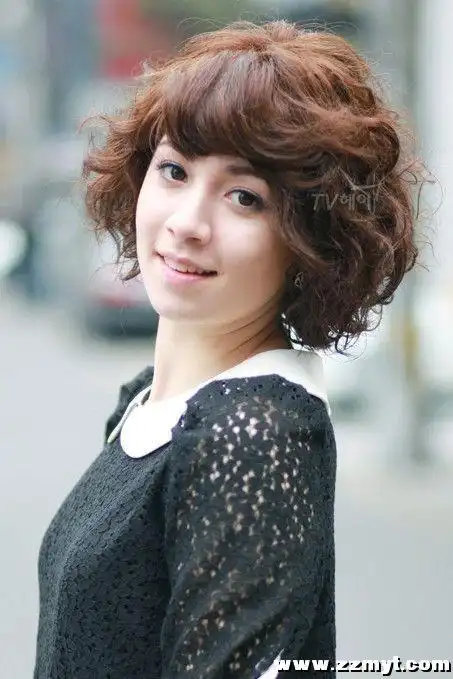 女士蓬松短发烫发