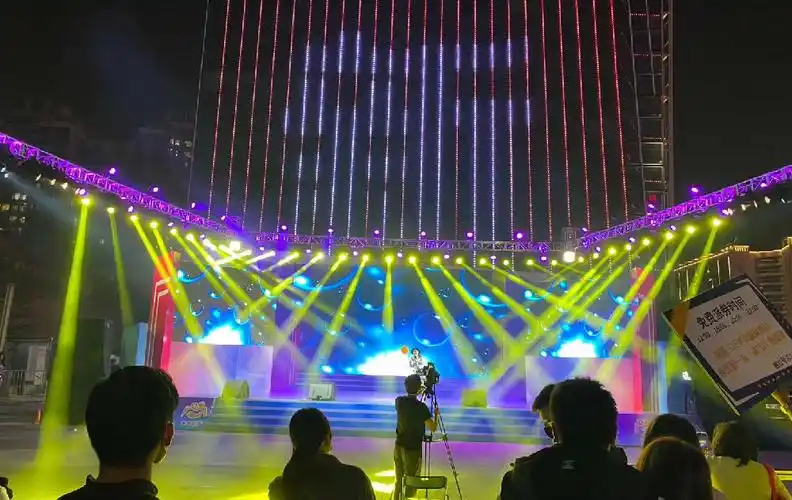 促消费活动启动仪式-户外晚会演出活动中舞台灯光应该怎样布置_活动