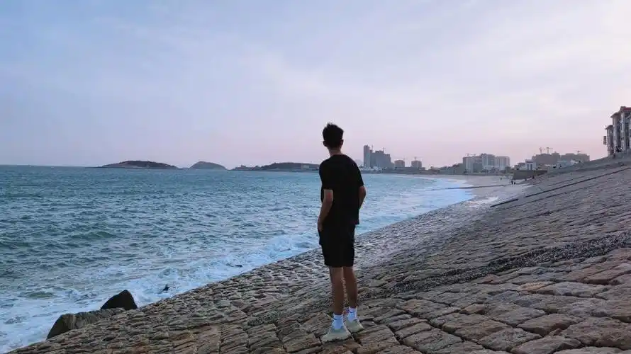 男人孤独看海背影3000x2000分辨率查看