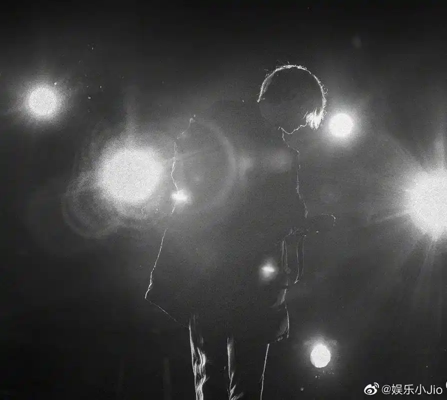 易烊千玺背影杀来袭,超a大佬肩膀愈加宽厚